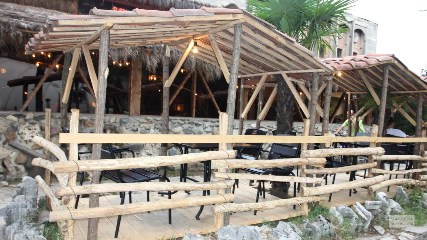 Летняя терраса ресторана Бунгало Зедазени