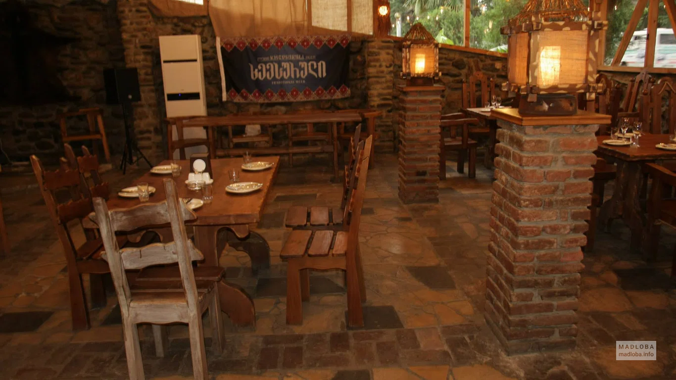 Столики в ресторане Бунгало Зедазени в Грузии