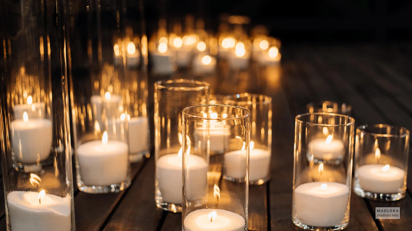 Зажженные свечи в высоких стаканах Элит - Ритуал