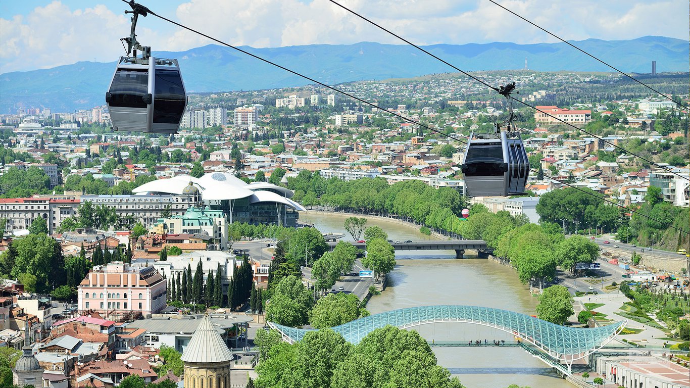 Visit the funicular in Tbilisi. Visit the cable car in Tbilisi. Мадлоба
