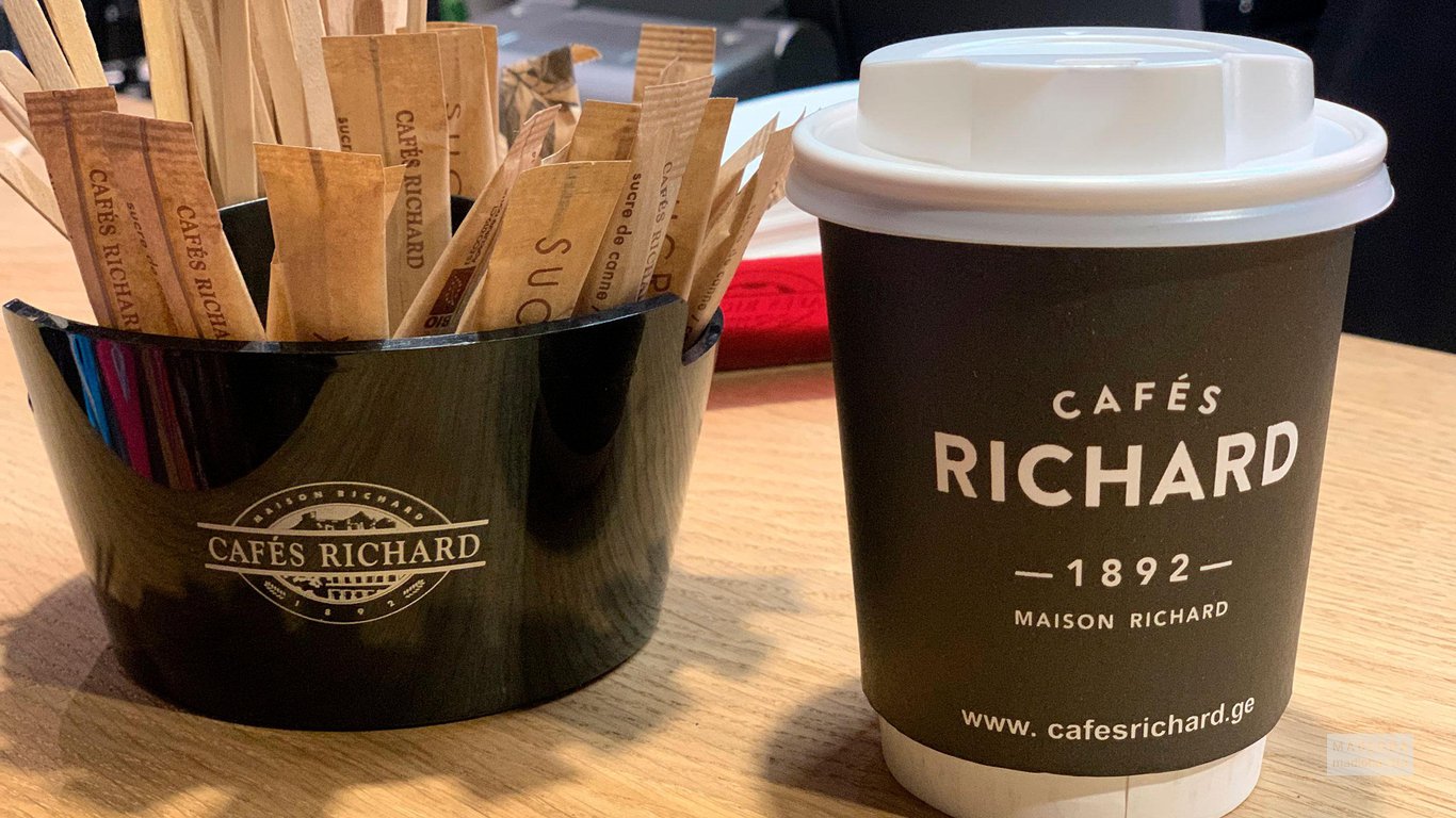 Кофе и сахар в кафе Richard