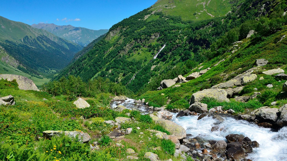 Кавказские горы река