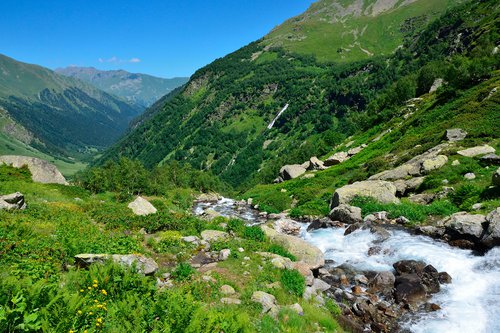 Кавказские горы река