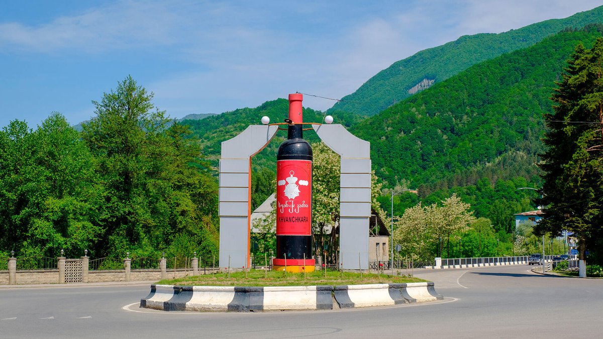 Памятник грузинскому вину Хванчкара в Амбролаури Рача Грузия