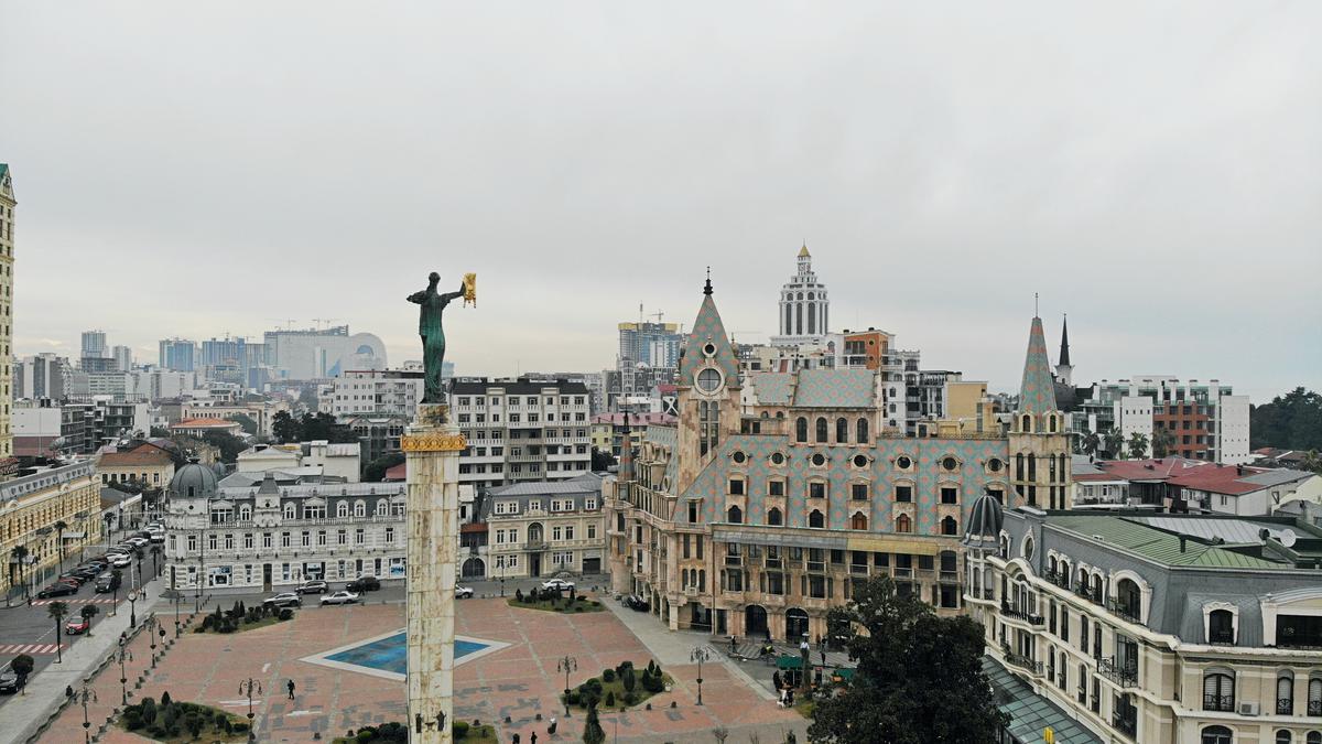 Вид на статую Медеи на площади Свободы Батуми на фоне города