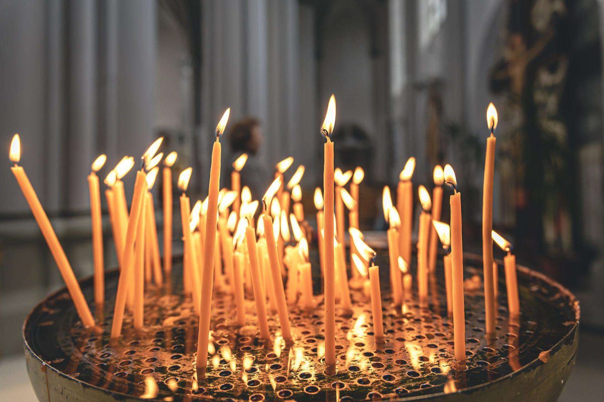 closeup-candles-temple-blurred-background