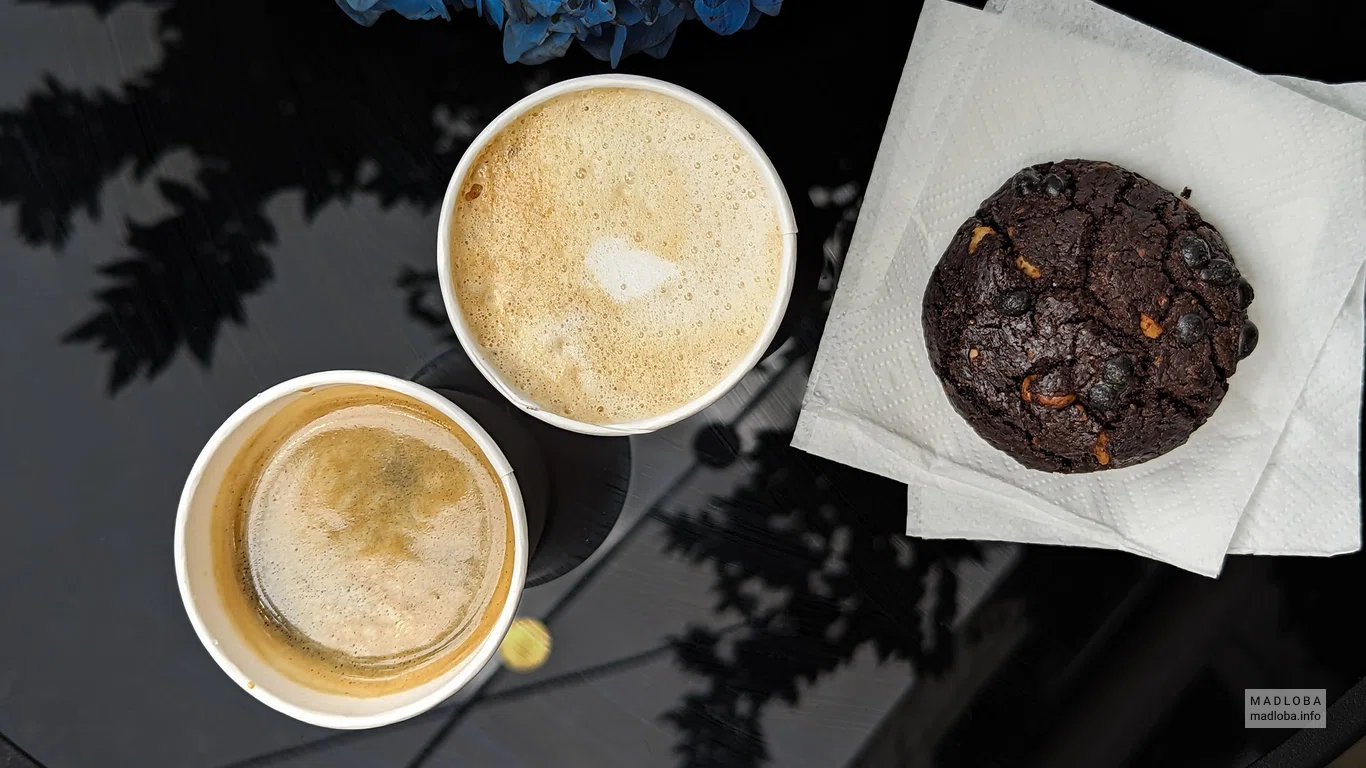 Подача кофе с кексом в кофейне Platon