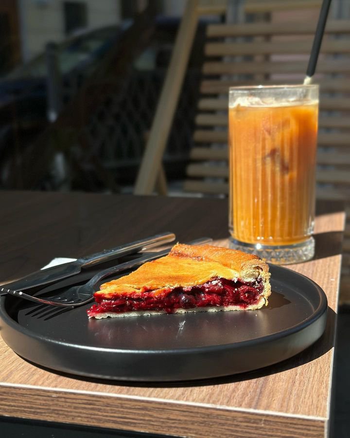 Ягодный пирог в кофейне Nord в Батуми