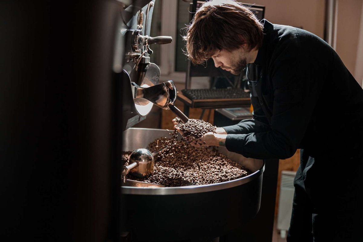 Бариста проверяет готовность кофейного зерна