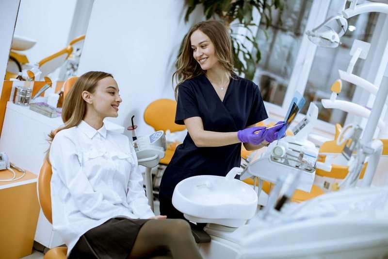 cosmetologist-consults-client.max-800x600