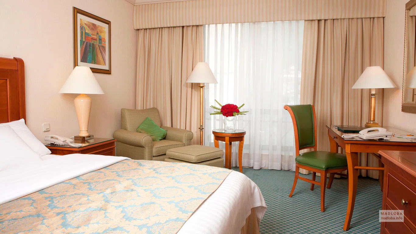 Кровать в номере гостиницы Кортъярд Марриотт