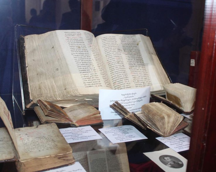 Старинные книги, представленные в музей Дадиани в Зугдиди
