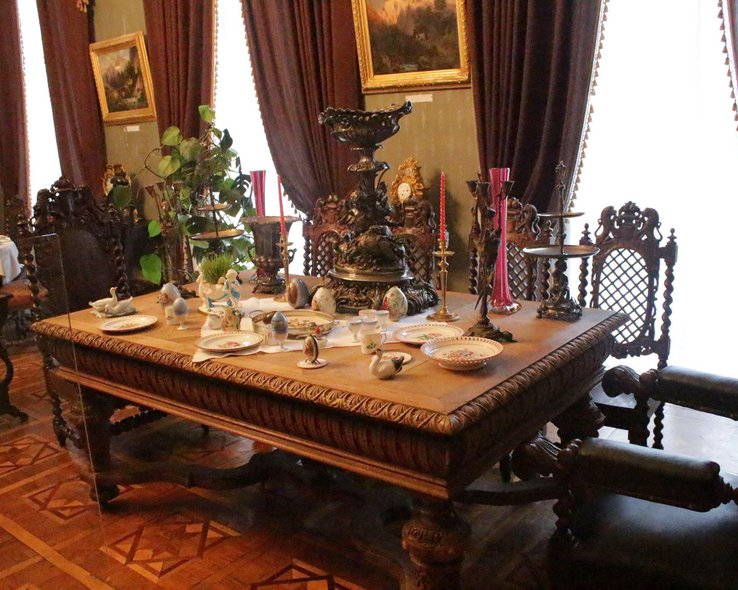 Сервированный стол в музее Дадиани в Грузии