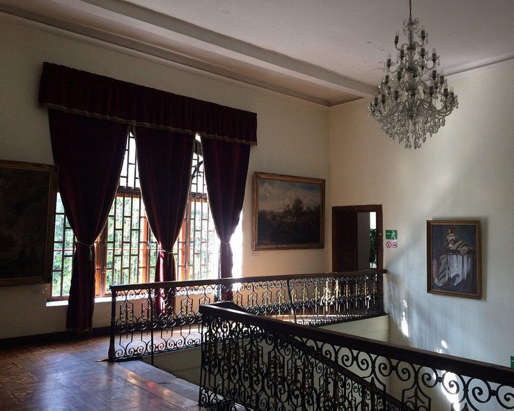 Лестница во дворце историко-архитектурный музей Дадиани
