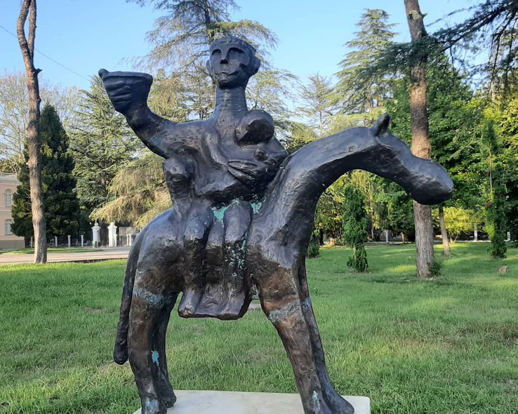 Скульптура лошади в музее Дадиани в Грузии