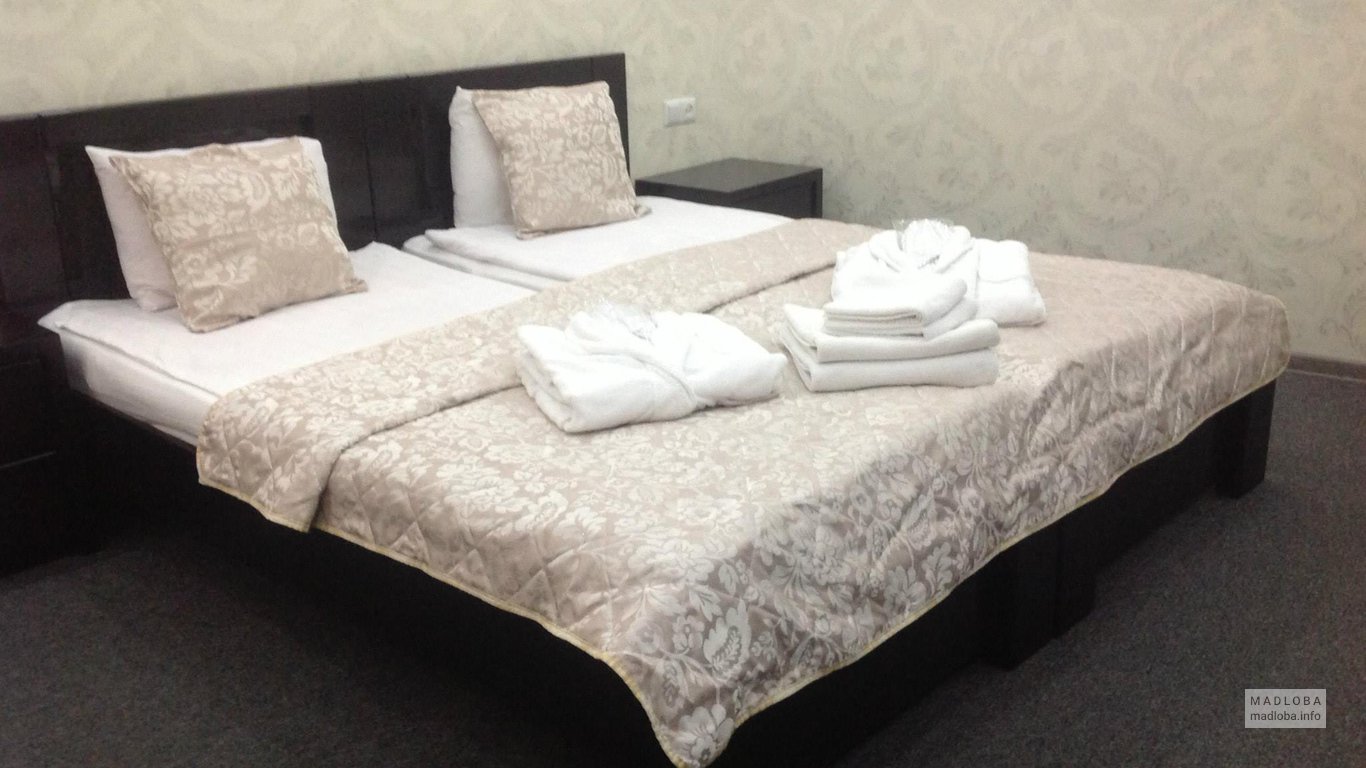 Кровать в гостинице Данисимо в Тбилиси