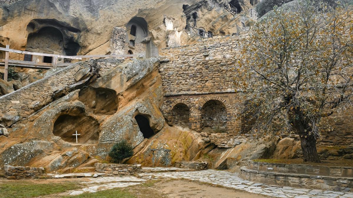 Монастырь в горах с арочными входами