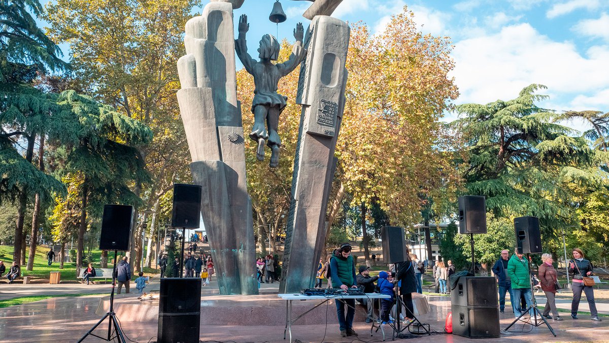 Парк Дедa Эна в Тбилиcи