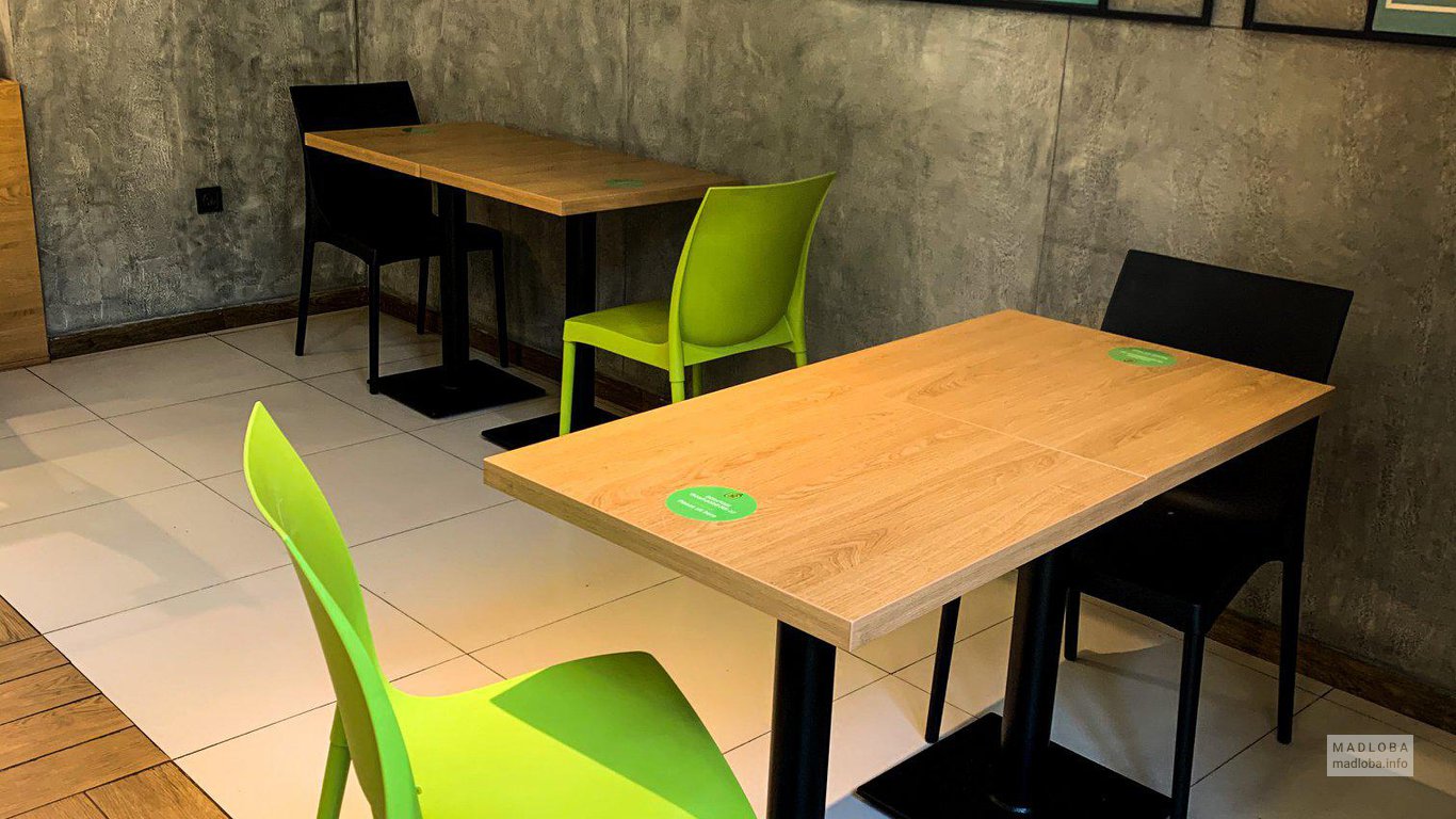 Зеленые стулья в кафе Дегусто