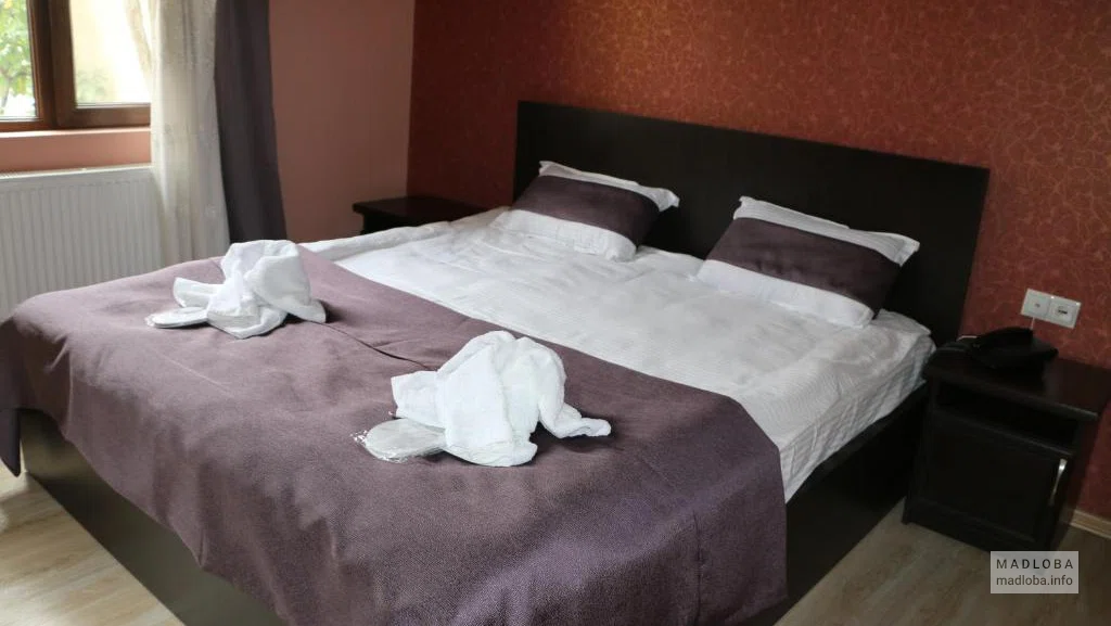 Двуспальная кровать в номере отеля Дежавю