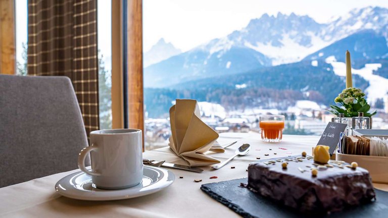 Вкусный завтрак с прекрасным видом на горы в СПА-отеле