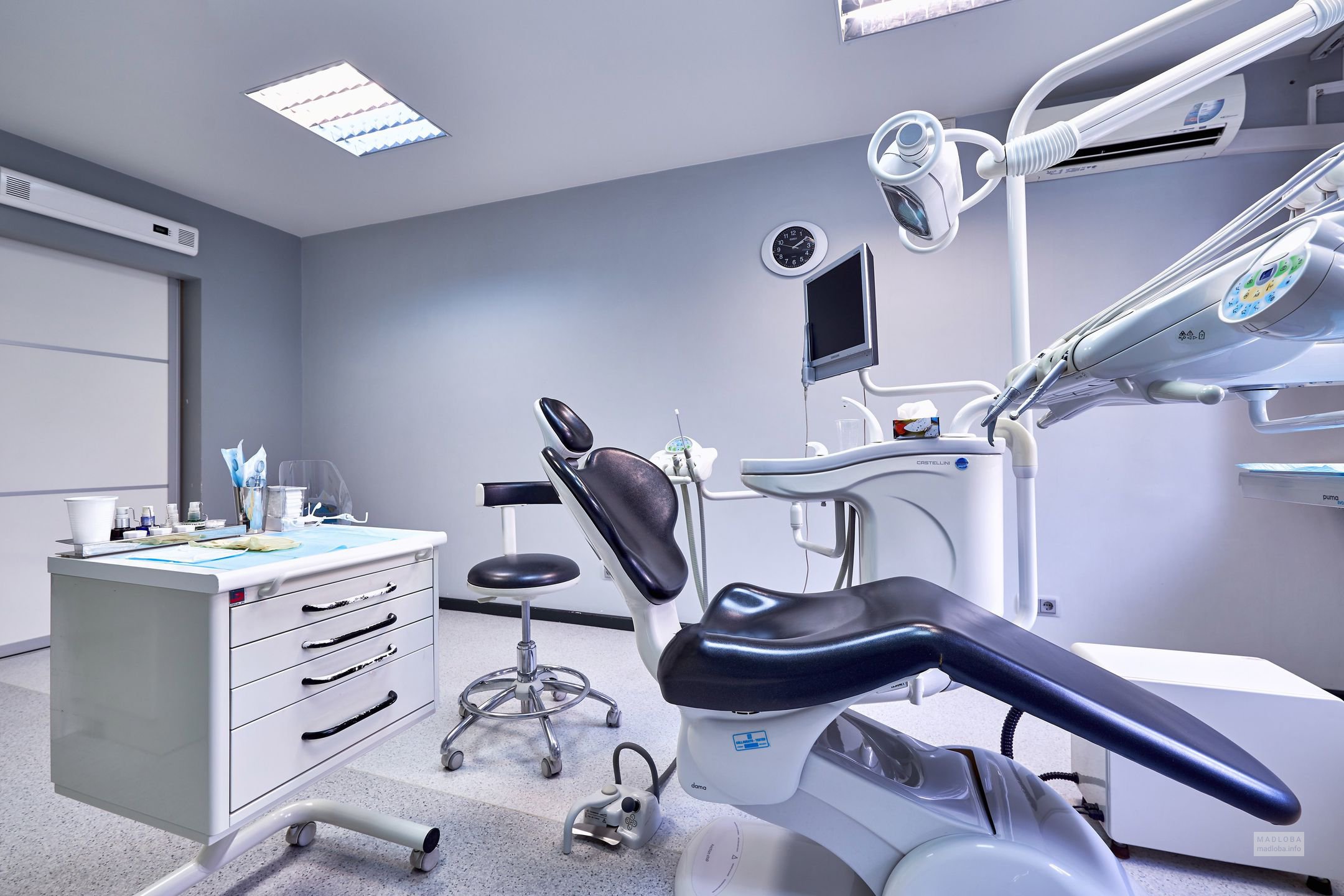 Биосовместимость и долговечность световых композитов в стоматологии современные решения В современной стоматологии особое внимание уделяется качеству и долговечности используемых материалов. Световые композиты – один из наиболее востребованных и эффективных материалов для реставрации зубов. Они позволяют стоматологам создавать эстетически привлекательные и функционально-прочные реставрации. Одним из ключевых факторов, определяющих успех стоматологического лечения, является биосовместимость материалов. Световые композиты, используемые в современной стоматологии, отличаются высокой биосовместимостью. Это означает, что они максимально безопасны для организма и не вызывают аллергических реакций у пациентов. Биосовместимость световых композитов обеспечивается использованием качественных и безопасных компонентов, а также соблюдением технологии их производства. Долговечность световых композитов также является одним из их основных преимуществ. При правильной установке и соблюдении рекомендаций по эксплуатации, реставрации, выполненные из световых композитов, могут обеспечивать долгосрочную службу и сохранять свою первоначальную эстетику. Это позволяет пациентам наслаждаться красивой улыбкой и уверенно чувствовать себя в любой ситуации. Для достижения максимальной эффективности и качества стоматологического лечения, важно выбирать материалы у проверенных и надежных поставщиков. Например, магазин "Зубик" предлагает широкий выбор световых композитов от ведущих производителей. Здесь вы можете найти и приобрести материалы, которые отличаются не только высокими качеством и эффективностью, но и доступной ценой. Вместе с "Зубик" вы сможете обеспечить своих пациентов качественным лечением и достичь отличных результатов в реставрации зубов. Важность биосовместимости световых композитов в стоматологии Биосовместимость световых композитов зависит от их химического состава и свойств. Она определяет способность материалов взаимодействовать с тканями зубов и окружающими их структурами без вызывания негативных побочных эффектов или аллергических реакций. Отсутствие токсических или раздражающих веществ в составе световых композитов гарантирует их безопасность и минимизирует риск возникновения побочных эффектов. Особое внимание следует уделять биосовместимости световых композитов при использовании их в эстетической стоматологии. Процедуры по восстановлению фронтальных зубов требуют использования материалов, которые сочетаются с естественным цветом зубов и обеспечивают превосходную эстетику. Благодаря своей биосовместимости, световые композиты способны сохранять свой первоначальный цвет и оптические свойства на протяжении многих лет, предоставляя пациентам безупречный результат. Биосовместимые световые композиты обладают высокой прочностью и долговечностью. Использование материалов, которые не только обеспечивают эстетически привлекательный результат, но и выдерживают длительную эксплуатацию, является ключевым фактором для удовлетворения потребностей пациентов. Биосовместимые световые композиты обладают отличной адгезией к зубным тканям, что обеспечивает долговечность восстановлений и минимизирует риск отслаивания или выцветания материала. Выбор биосовместимых световых композитов способствует сохранению здоровья зубов и окружающих тканей. Композитные материалы, которые не проникают в зубную эмаль и не вызывают ее разрушения, позволяют сохранять естественную структуру зуба. Биосовместимость световых композитов также уменьшает риск возникновения кариеса под реставрацией и предотвращает развитие воспалительных процессов в деснах. Важность биосовместимости световых композитов в стоматологии очевидна. Правильный выбор материалов позволяет стоматологам достичь высоких эстетических и функциональных результатов, обеспечивая удовлетворение потребностей пациентов и их долговременное удовлетворение от лечения. Как поддержать долговечность и эстетику реставрации Как поддержать долговечность и эстетику реставрации Для поддержания долговечности и эстетики реставрации важно соблюдать определенные рекомендации и проводить систематический контроль. В первую очередь, нужно регулярно посещать стоматолога для профессиональной гигиены полости рта. Регулярное удаление зубного налета и камня помогает предотвратить возникновение воспалительных процессов и сохранить реставрацию в идеальном состоянии. Важно также правильно ухаживать за реставрацией в домашних условиях. Для этого рекомендуется использовать мягкую зубную щетку и специальные зубные пасты, не содержащие абразивных частиц. Регулярное чистка зубов после каждого приема пищи поможет убрать остатки пищи и предотвратить развитие кариеса и пародонтита. Кроме того, желательно использовать дополнительные средства для ухода за реставрацией, такие как зубная нить, ополаскиватель и интердентальная щетка. Ограничить потребление пигментированных продуктов, таких как кофе, чай, красное вино. Эти продукты могут вызвать изменение цвета реставрации. Избегать перегревания и механического воздействия на реставрацию. Например, не жевать твёрдые предметы и не открывать пакеты зубами. Следить за состоянием реставрации и регулярно проходить контроль у стоматолога. Профессионал сможет вовремя выявить проблемы и предложить необходимые меры для поддержания долговечности и эстетики реставрации. Важно понимать, что долговечность и эстетика реставрации в стоматологии зависят не только от качества материалов и технологий, но и от заботливого отношения пациента. Следуя рекомендациям и внимательно относясь к уходу за реставрацией, можно обеспечить ее длительное существование и сохранение естественного вида зубов. Правильный выбор композитного материала Одним из важных факторов при выборе композитного материала является его цветовая стабильность. Световые композиты различных производителей могут иметь различную устойчивость к пигментации и изменениям цвета под воздействием пищевых продуктов и напитков. Поэтому, при выборе композита следует обращать внимание на его способность сохранять первоначальный цвет на протяжении длительного времени. Еще одно важное свойство, которое следует учитывать - это стойкость к абразии. Композитные материалы, обладающие высокой стойкостью к абразии, имеют долговечную структуру и меньшую вероятность образования микротрещин и отслаивания. Такой материал будет служить дольше и сохранять эстетический вид. Также стоит обратить внимание на прозрачность и светопропускающие свойства композитного материала. Более прозрачные материалы дают возможность имитировать натуральный вид зубов, что особенно важно при передних реставрациях. Оптимальное сочетание прозрачности и светопропускания позволяет достичь естественной игры света в зубах. Биосовместимость также является важным аспектом при выборе композитного материала. Материал должен быть гипоаллергенным и не вызывать раздражения или аллергических реакций у пациента. Предпочтение следует отдавать материалам, имеющим все необходимые сертификаты качества и соответствующим стандартам безопасности в стоматологии. Правильный выбор композитного материала позволит достичь не только высокого качества реставраций и эстетического результата, но и обеспечит долговечность и биосовместимость. Консультация специалиста и использование качественных материалов являются важными шагами на пути к успешной стоматологической практике. Высокое качество обслуживания Высокое качество обслуживания В нашей стоматологической клинике мы осознаем важность высокого качества обслуживания и делаем все возможное, чтобы удовлетворить потребности наших пациентов. К нам обращаются как с простыми зубными проблемами, так и с более сложными кейсами. Наша команда профессионалов, состоящая из опытных стоматологов, сестер медсестер и администраторов, готова предложить свою помощь и обеспечить наивысший уровень обслуживания. Наши врачи обладают высоким техническим мастерством и постоянно совершенствуют свои навыки, чтобы предоставлять пациентам современные и эффективные решения для их стоматологических проблем. Мы уделяем особое внимание коммуникации с пациентами, предоставляя детальную информацию о процедурах и планах лечения, а также отвечая на все вопросы и сомнения. В нашей клинике мы также стремимся создать комфортную и расслабляющую обстановку, чтобы пациенты чувствовали себя уверенно и спокойно во время посещения. Мы гордимся отличными отзывами наших пациентов о нашем качестве обслуживания и стараемся поддерживать свою репутацию и дальше. Если вы ищете стоматологическую клинику, которая предлагает высокое качество обслуживания и заботится о ваших потребностях, мы с удовольствием приветствуем вас в нашей клинике! Актуальные решения для повышения биосовместимости Актуальные решения для повышения биосовместимости В современной стоматологии существует ряд актуальных решений, направленных на повышение биосовместимости световых композитов, используемых в стоматологической практике. Эти инновации направлены на создание материалов, которые максимально соответствуют биологическим свойствам тканей полости рта, что способствует уменьшению риска различных осложнений после проведения стоматологического лечения. Одним из ключевых факторов, влияющих на повышение биосовместимости световых композитов, является использование наноматериалов в их составе. Наноматериалы обладают уникальными свойствами, позволяющими повысить прочность и долговечность материалов, а также обеспечить более естественный внешний вид. Кроме того, наночастицы способны образовывать более плотную связь с тканями полости рта, что дополнительно способствует повышению биосовместимости. Использование наноформул в составе световых композитов Важным аспектом повышения биосовместимости является также обеспечение антибактериальных свойств материалов. Существуют специальные препараты, которые добавляются в состав световых композитов и обладают антимикробным действием. Это позволяет снизить риск развития инфекций и воспалительных процессов после проведения стоматологических процедур. Добавка антимикробных препаратов для обеспечения антибактериальных свойств Еще одним способом повышения биосовместимости световых композитов является использование специальных поверхностно-активных веществ. Эти вещества позволяют улучшить взаимодействие материала с клетками и тканями, способствуя более эффективному процессу адгезии. Также способствует снижению возможных раздражений и аллергических реакций при контакте с полостью рта. Применение поверхностно-активных веществ для улучшения адгезии и снижения раздражений Биосовместимость является важным фактором при выборе световых композитов в стоматологии. Повышение биосовместимости достигается за счет использования инновационных решений, таких как наноматериалы, антимикробные препараты и поверхностно-активные вещества. Эти новшества обеспечивают более качественное лечение пациента и уменьшение риска возникновения осложнений после проведенных процедур. Использование наночастиц в композитах Одно из главных преимуществ использования наночастиц в световых композитах заключается в их способности значительно улучшать механические характеристики материала. Наночастицы придают композитам устойчивость к износу и ломкости, что делает их более долговечными и прочными. Благодаря этому, стоматологические пломбы, изготовленные из световых композитов с наночастицами, прекрасно справляются с нагрузками при жевании и не трескаются. Наночастицы также способствуют улучшению эстетических свойств световых композитов. Благодаря своему малому размеру, они позволяют создавать материалы с естественным оттенком и полупрозрачностью, что делает пломбы практически незаметными на зубе. Биосовместимость является также важным аспектом при выборе световых композитов для стоматологических процедур. Наночастицы, используемые в составе композитов, обладают высокой биологической совместимостью с тканями зуба, что уменьшает риск возникновения аллергических реакций и воспалительных процессов. В целом, использование наночастиц в световых композитах в стоматологии является инновационным решением, которое способствует повышению долговечности и биосовместимости этих материалов. Оно позволяет создавать пломбы с эстетически привлекательным внешним видом, а также обеспечивает благоприятные условия для тканей зуба в процессе эксплуатации. Эти свойства делают световые композиты с наночастицами идеальным выбором для стоматологических процедур, гарантируя долговечность и биосовместимость пломб на долгие годы. Новейшие технологии связывания молекул Новейшие технологии связывания молекул В современной стоматологии наибольшее внимание уделяется разработке и применению новейших технологий связывания молекул в световых композитах. Эти технологии позволяют создавать более прочные и долговечные материалы, которые обладают отличной биосовместимостью. Одной из самых инновационных технологий связывания молекул является использование микронаполнителей, которые обеспечивают высокий уровень адгезии между молекулами композита и структурами зуба. Это позволяет создать надежную структуру, которая устойчива к механическим нагрузкам и долговечна. Другой инновационный подход к связыванию молекул в световых композитах - использование нанотехнологий. Наночастицы, встроенные в матрицу композита, образуют каркас, увеличивающий прочность и устойчивость к разрушению. Кроме того, эти наночастицы способны повысить оптические свойства композита, делая его более эстетическим. Важно отметить, что такие новые технологии связывания молекул, как микронаполнители и нанотехнологии, проходят многочисленные исследования, чтобы убедиться в их высокой биосовместимости. Результаты исследований показывают положительные результаты, снижая риск развития различных побочных эффектов, связанных с использованием световых композитов в стоматологии. Микронаполнители Нанотехнологии Современные технологии связывания молекул в световых композитах приводят к созданию более прочных, долговечных и безопасных материалов для стоматологических процедур. Они значительно повышают качество лечения и доверие пациентов к стоматологам, ведь эти технологии не только обеспечивают надежное связывание молекул, но и сохраняют эстетический вид зубов. Преимущества световых композитов с повышенной биосовместимостью Световые композиты, используемые в стоматологии, играют ключевую роль в восстановлении зубов и обеспечении эстетического результата. В последние годы стоматологическая индустрия активно работает над разработкой и внедрением материалов с повышенной биосовместимостью, способных обеспечить долговечность и безопасность для пациентов. Преимущества световых композитов с повышенной биосовместимостью являются значительными и многосторонними. Во-первых, такие материалы обладают меньшим риском возникновения аллергических реакций у пациентов. Это особенно важно, учитывая, что аллергические реакции могут приводить к различным осложнениям и задержке процесса регенерации тканей. Биосовместимые световые композиты минимизируют риск таких проблем и обеспечивают безопасную и эффективную реставрацию зубов. Во-вторых, световые композиты с повышенной биосовместимостью позволяют сохранить естественный цвет зубов. Благодаря современным технологиям и инновационным формулам, эти композиты обеспечивают высокую степень прозрачности и мимикрии. Это позволяет стоматологам создавать реставрации, которые неразличимы от естественных зубов, сохраняя при этом их функциональность и прочность. Кроме того, световые композиты с повышенной биосовместимостью обладают высокой адгезией к тканям зуба. Это позволяет сократить объем препаративной обработки зубов и сохранить их целостность. Такой подход способствует снижению риска вторичной кариеса и повреждения зубной эмали. Благодаря этому, долговечность стоматологических реставраций значительно повышается, что является важным фактором для пациентов, стремящихся к качественной и стабильной стоматологической помощи. В целом, применение световых композитов с повышенной биосовместимостью в стоматологии является важным современным решением. Эти материалы позволяют стоматологам достигать оптимального эстетического и функционального результата, обеспечивая при этом безопасность и долговечность для пациентов. Благодаря постоянному развитию и инновациям, световые композиты с повышенной биосовместимостью становятся все более доступными и надежными, что делает их предпочтительным выбором как для стоматологов, так и для пациентов.