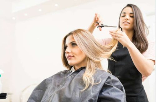 девушка делает стрижку в салоне красоты.jpg