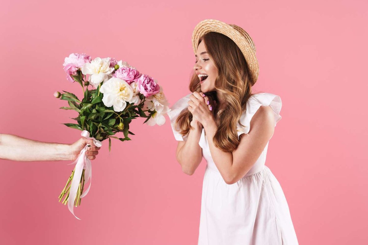 devushke_daryat_buket_tsvetov.original