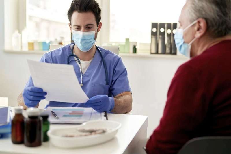 doctor-reviews-the-results-of-senior-patient.max-800x600