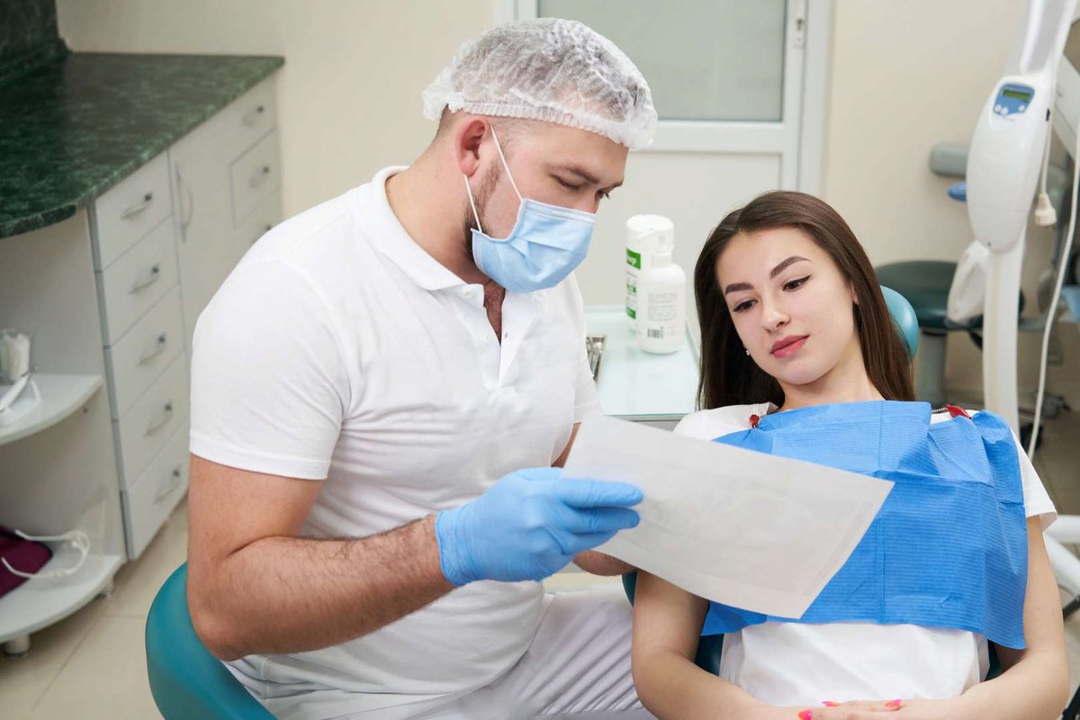Стоматолог консультирует пациента