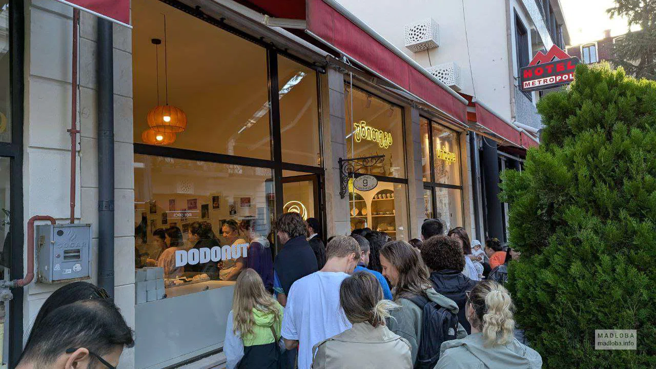 Кондитерская и пончиковая в Батуми  DODONUT