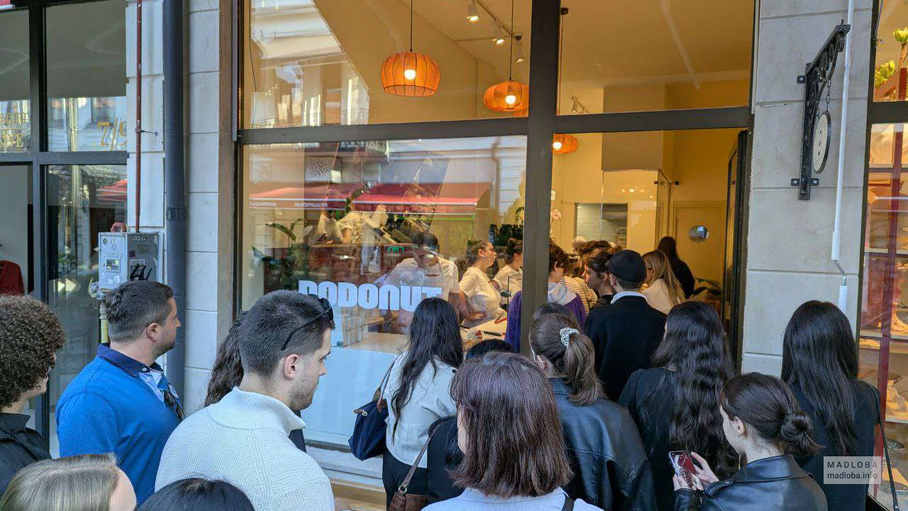 Очередь в кондитерскую DODONUT