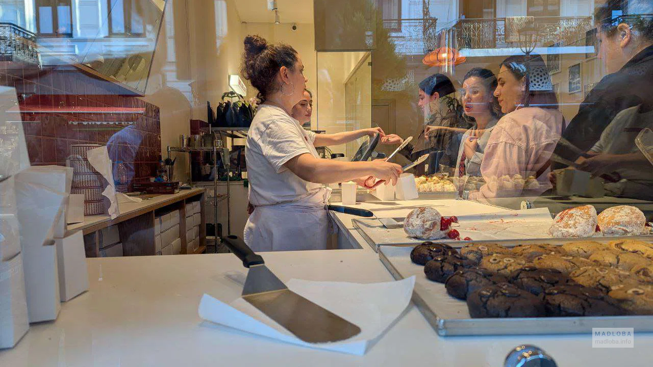 DODONUT 🍩 — свежие пончики, кофе и сладости в Батуми