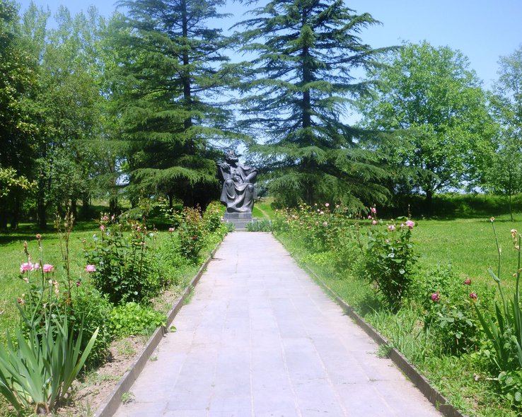 Дорожка к памятнику Табидзе в музее Чквиши