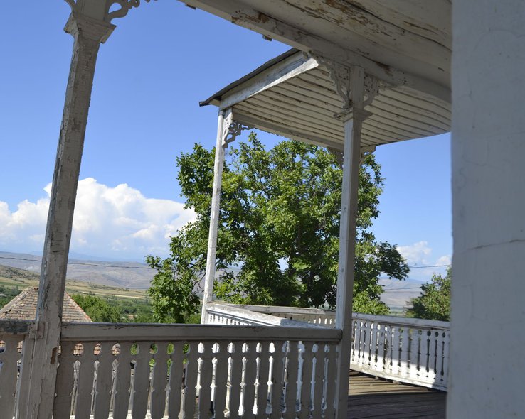 Вид с балкона дома Иванэ Джавахишвили в Грузии