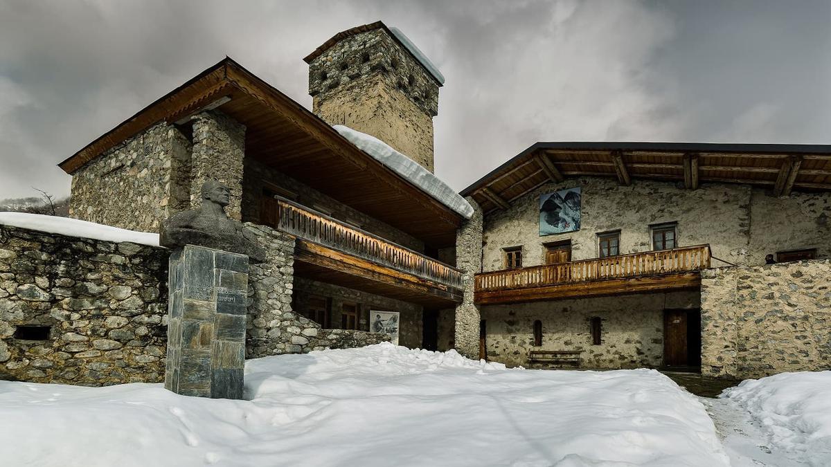 Вид на Дом-музей альпиниста Михаила Хергиани