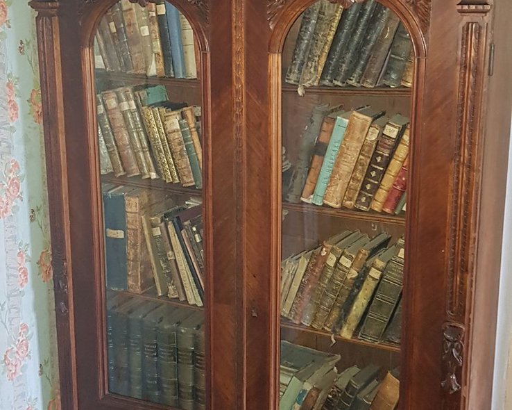 Шкаф в музее поэта Церетели в Грузии