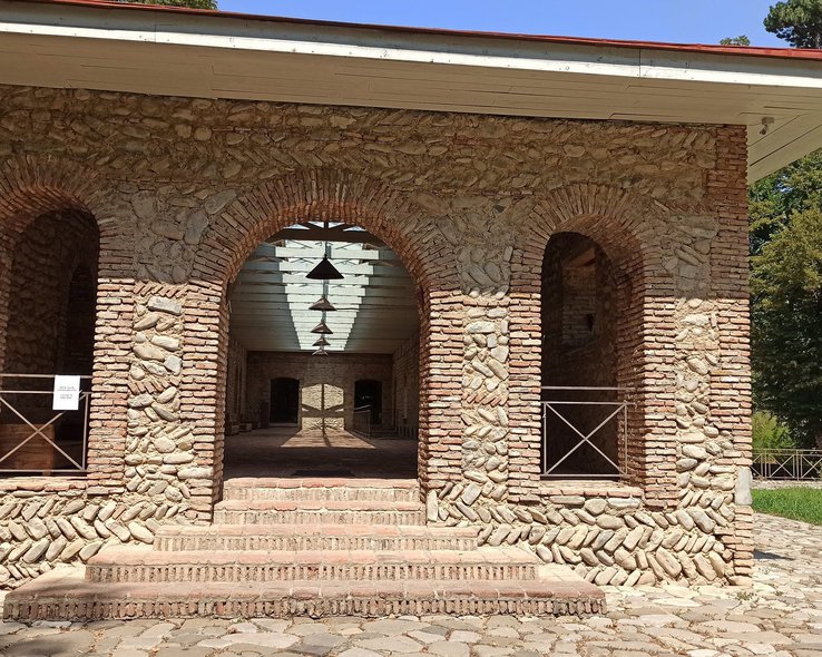 Вход в винный погреб дома-музея Александра Чавчавадзе