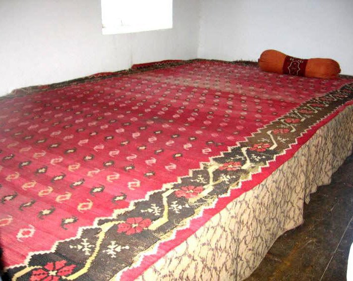 Кровать в доме поэта Георгия Леонидзе в Грузии