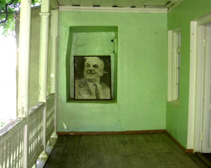 Портрет поэта на балконе дома-музея Георгия Леонидзе