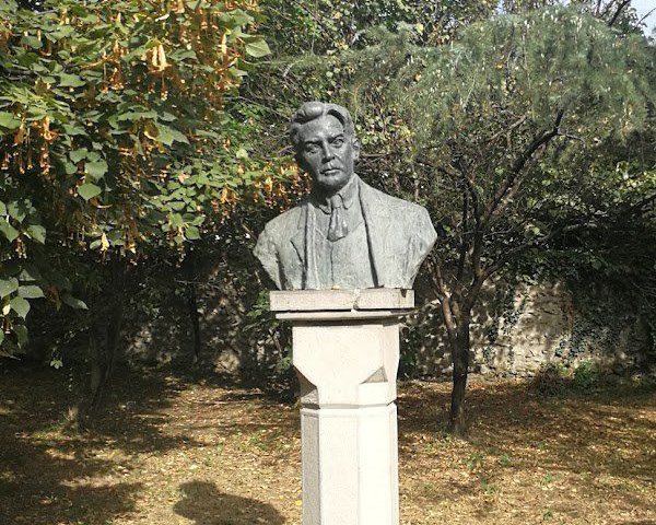Бюст Марджанишвили у дома в Грузии
