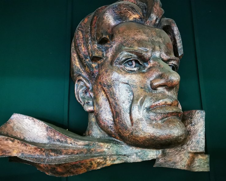 Скульптура в музее Владимира Маяковского в Грузии