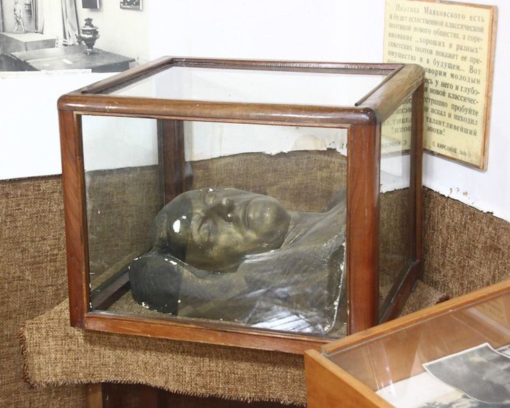 Посмертная маска Маяковского в музее Багдати