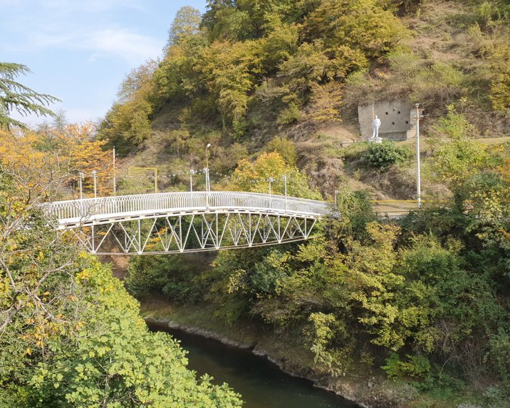 Мост к памятнику Владимира Маяковского в Грузии