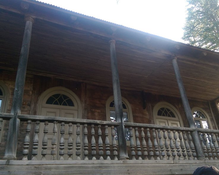 Терраса дома Маяковского в Багдати