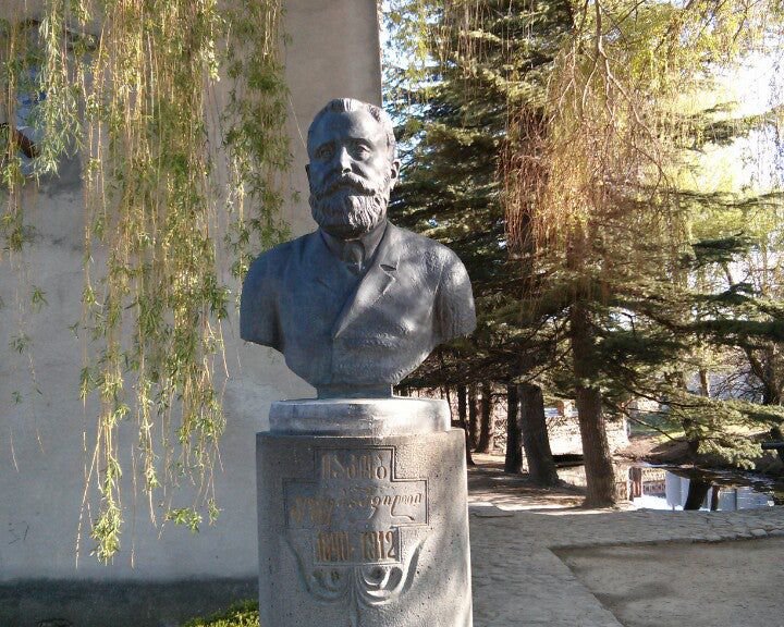 Памятник Якову Гогебашвили в Грузии