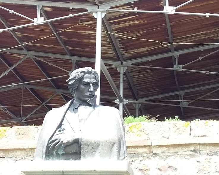 Памятник Вагана Терьяна у музея в Тбилиси