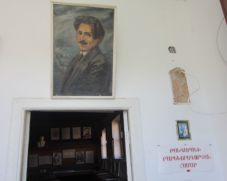 Портрет Вагана Терьяна в музее в Грузии