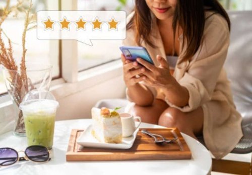 довольная девушка оставляет положительный отзыв на гугл картах о посещении кофейни.jpg