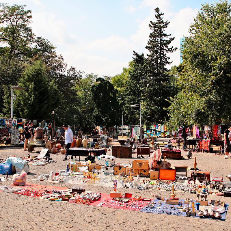 Блошиный рынок на сухом мосту в Тбилиси